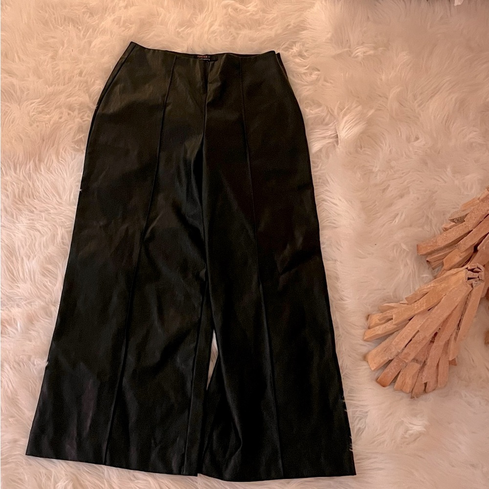 BEAUTIFUL FOREVER 21 VEGAN LEATHER EIFE LEG ANKLE PANTS 💚